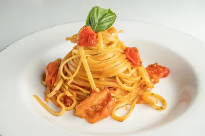 /LINGUINI-AL-FILETTO-DI-POMODORO.webp