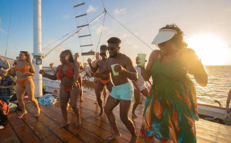 Barco de fiesta en Aruba con grupos en el mar