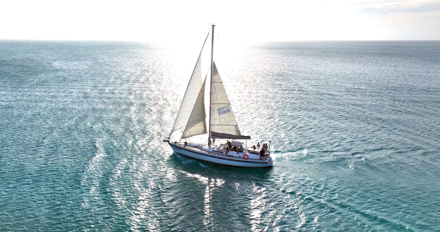 tropical-sailing-boat-aruba